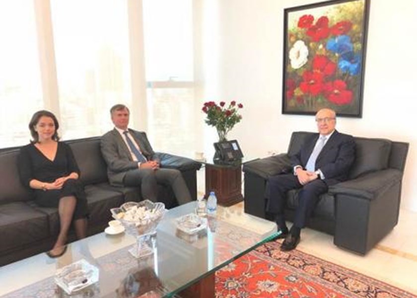 استقبل الدكتور جوزف طربيه السفير البريطاني هيوغو شورتر في زيارة وداعية لمناسبة انتهاء مهامه في لبنان