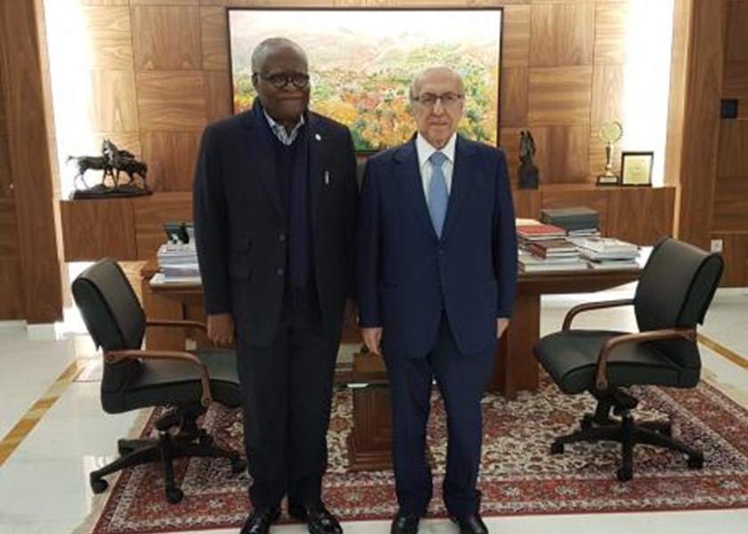 مرشح الرئاسة الكاميرونية يزور رئيس جمعية المصارف